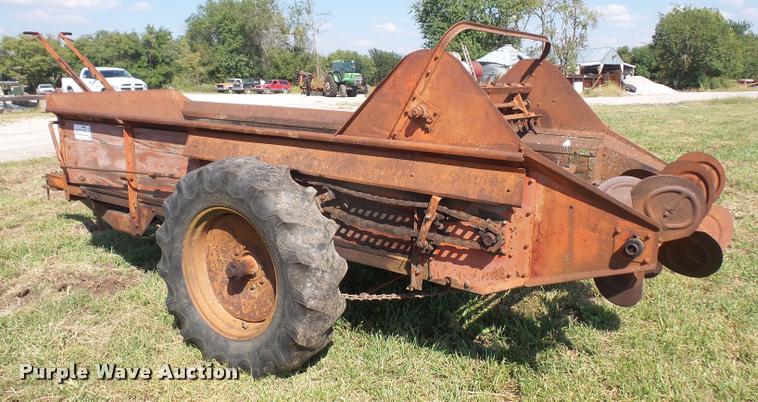 image for item K3734 New Idea manure spreader