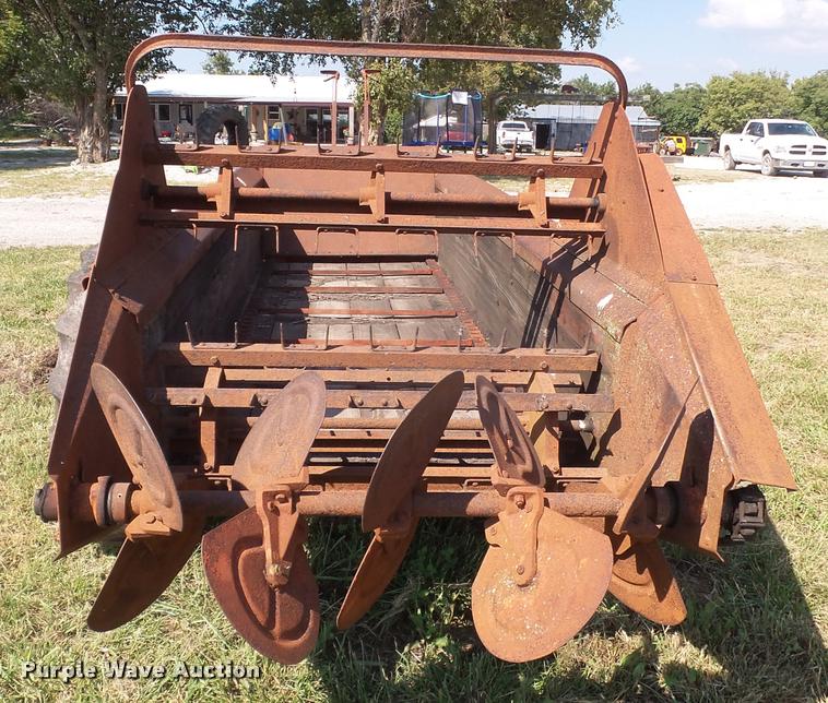 image for item K3734 New Idea manure spreader