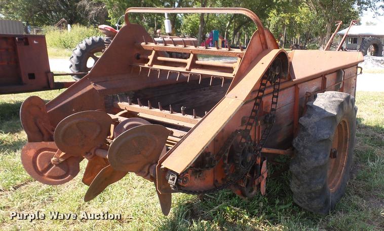 image for item K3734 New Idea manure spreader