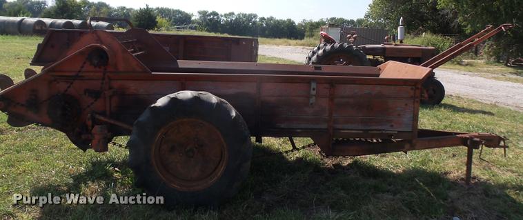image for item K3734 New Idea manure spreader