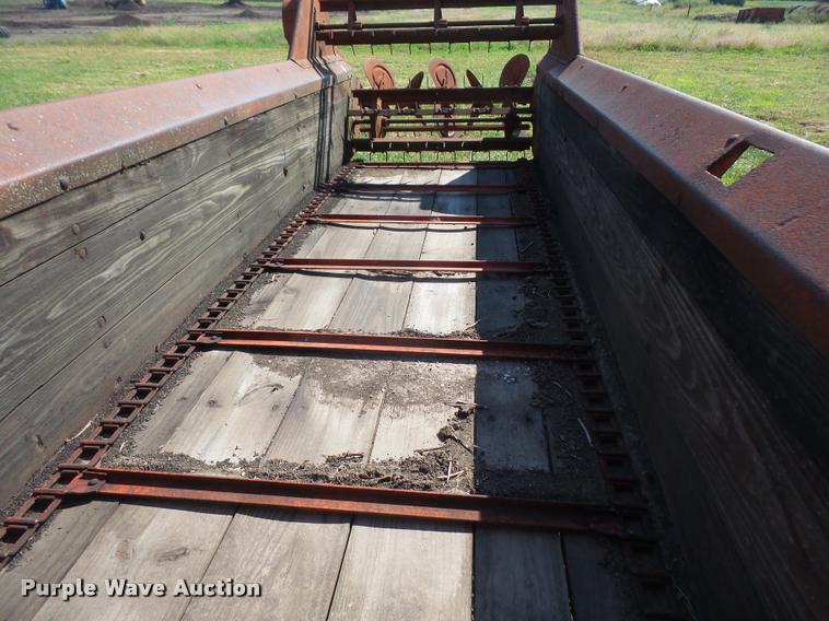 image for item K3734 New Idea manure spreader