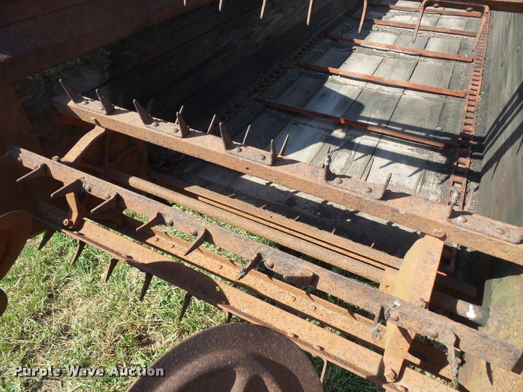 image for item K3734 New Idea manure spreader