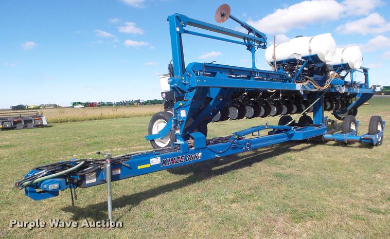 image for item L1673 2009 Kinze 3660 planter