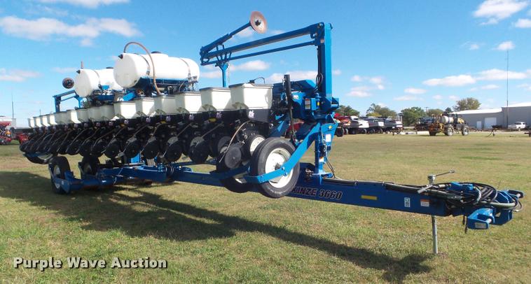 image for item L1673 2009 Kinze 3660 planter
