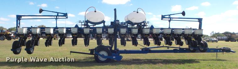 image for item L1673 2009 Kinze 3660 planter