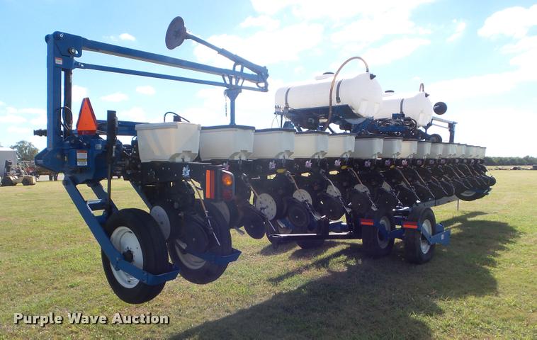 image for item L1673 2009 Kinze 3660 planter