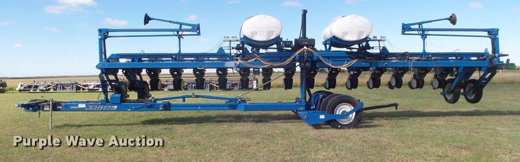 image for item L1673 2009 Kinze 3660 planter
