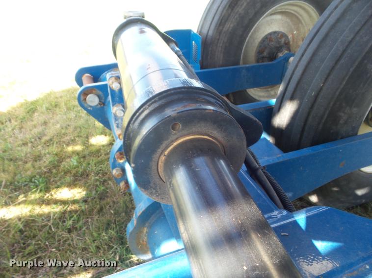 image for item L1673 2009 Kinze 3660 planter