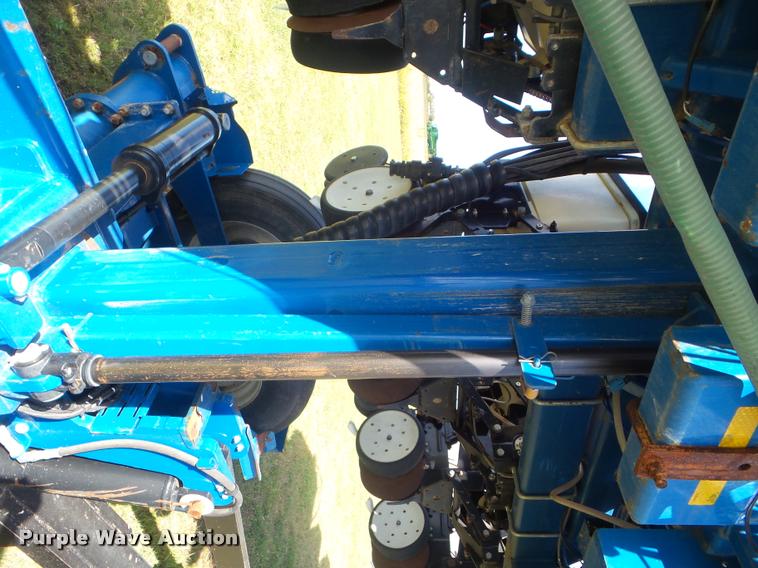 image for item L1673 2009 Kinze 3660 planter