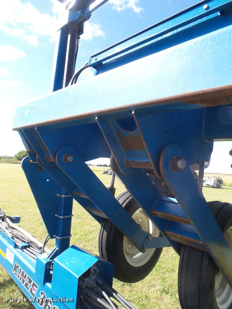 image for item L1673 2009 Kinze 3660 planter