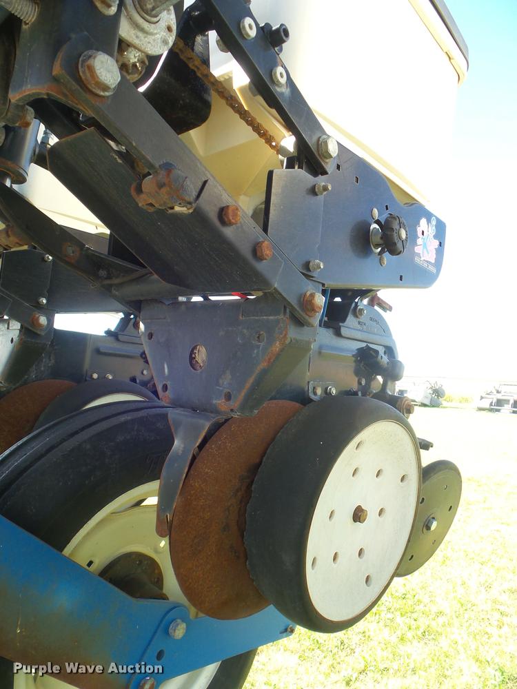 image for item L1673 2009 Kinze 3660 planter