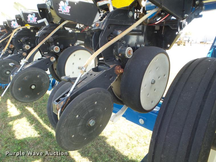 image for item L1673 2009 Kinze 3660 planter