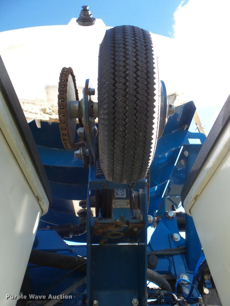 image for item L1673 2009 Kinze 3660 planter