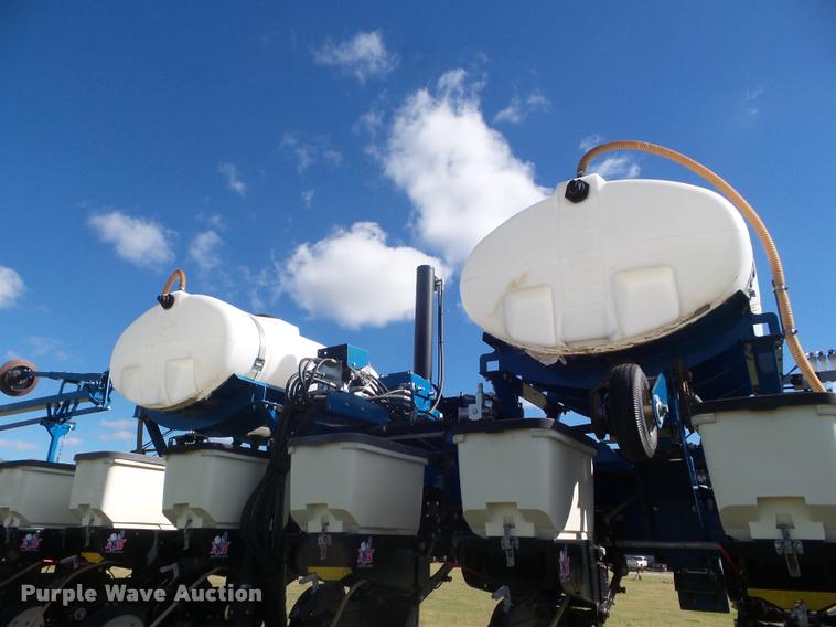 image for item L1673 2009 Kinze 3660 planter