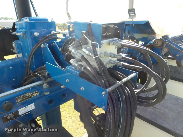 image for item L1673 2009 Kinze 3660 planter