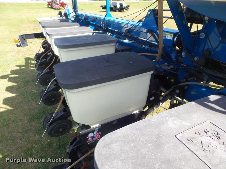 image for item L1673 2009 Kinze 3660 planter