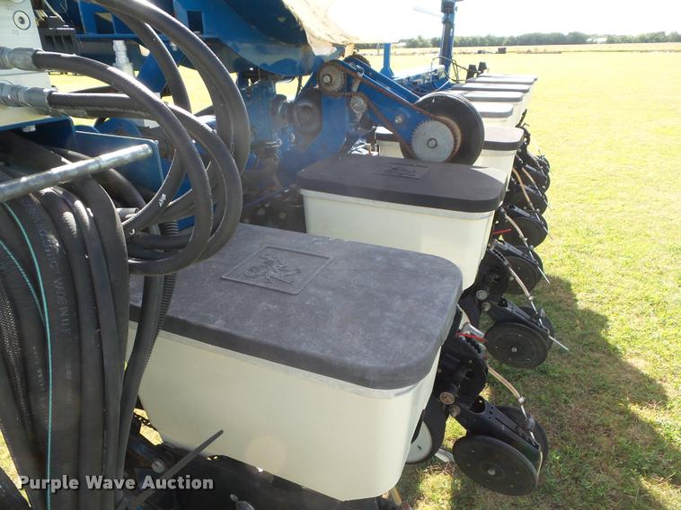image for item L1673 2009 Kinze 3660 planter