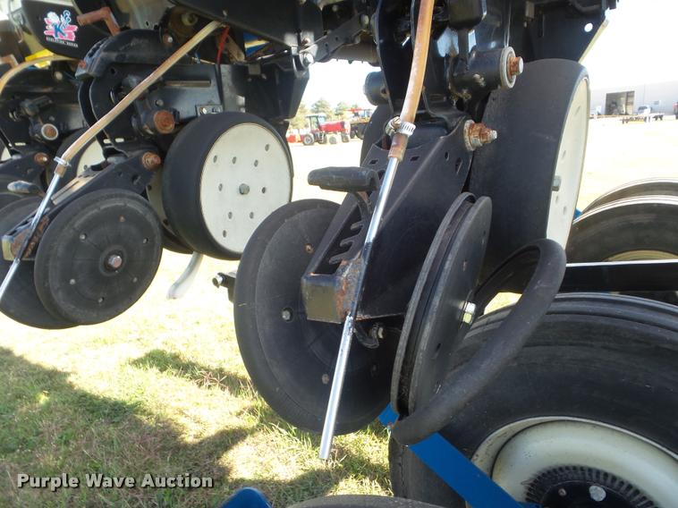 image for item L1673 2009 Kinze 3660 planter