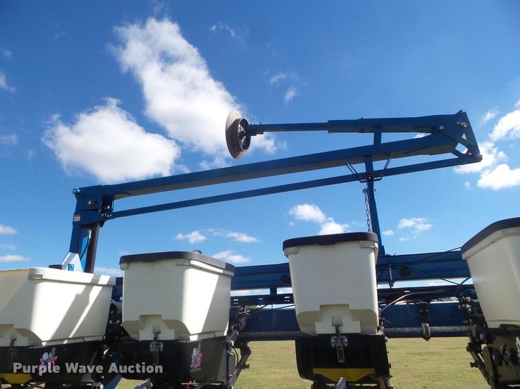 image for item L1673 2009 Kinze 3660 planter