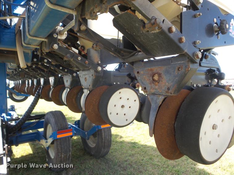 image for item L1673 2009 Kinze 3660 planter