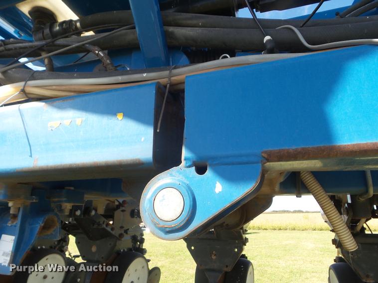 image for item L1673 2009 Kinze 3660 planter
