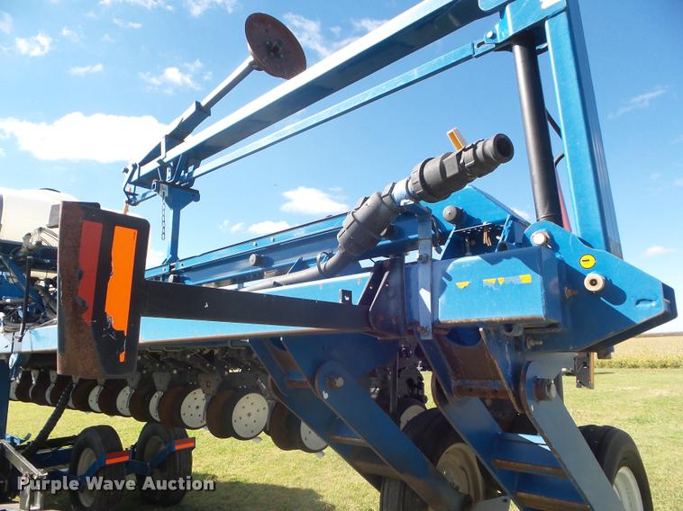 image for item L1673 2009 Kinze 3660 planter