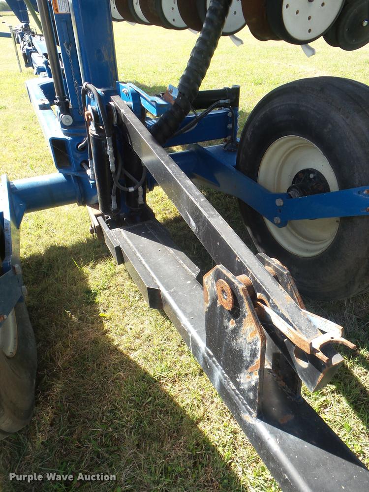 image for item L1673 2009 Kinze 3660 planter