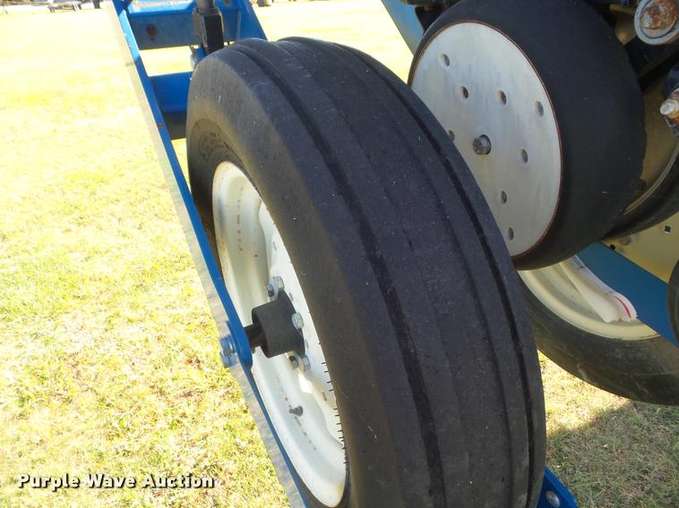 image for item L1673 2009 Kinze 3660 planter