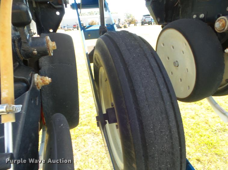 image for item L1673 2009 Kinze 3660 planter