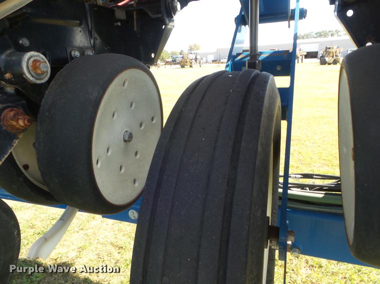 image for item L1673 2009 Kinze 3660 planter