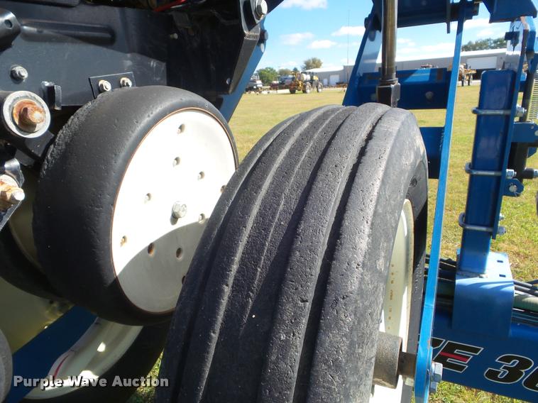 image for item L1673 2009 Kinze 3660 planter