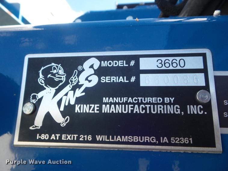 image for item L1673 2009 Kinze 3660 planter