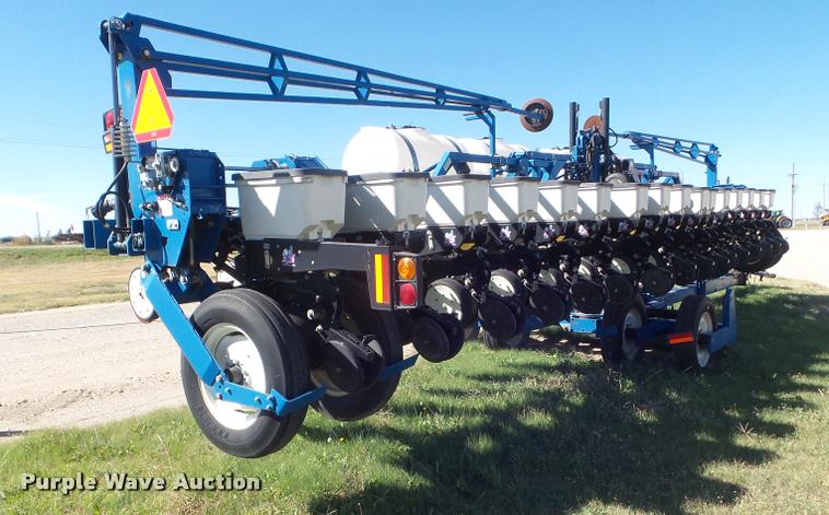 image for item L1680 2006 Kinze 3600 no-till planter