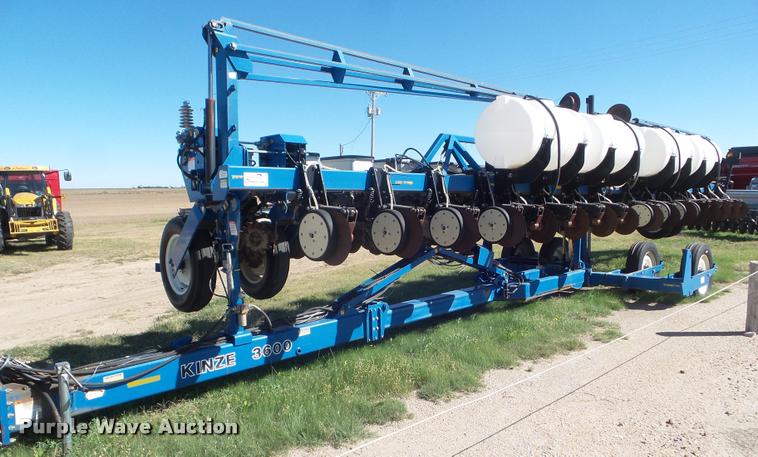 image for item L1680 2006 Kinze 3600 no-till planter