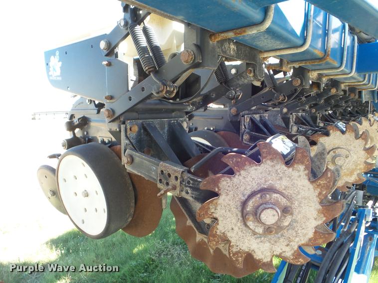 image for item L1680 2006 Kinze 3600 no-till planter