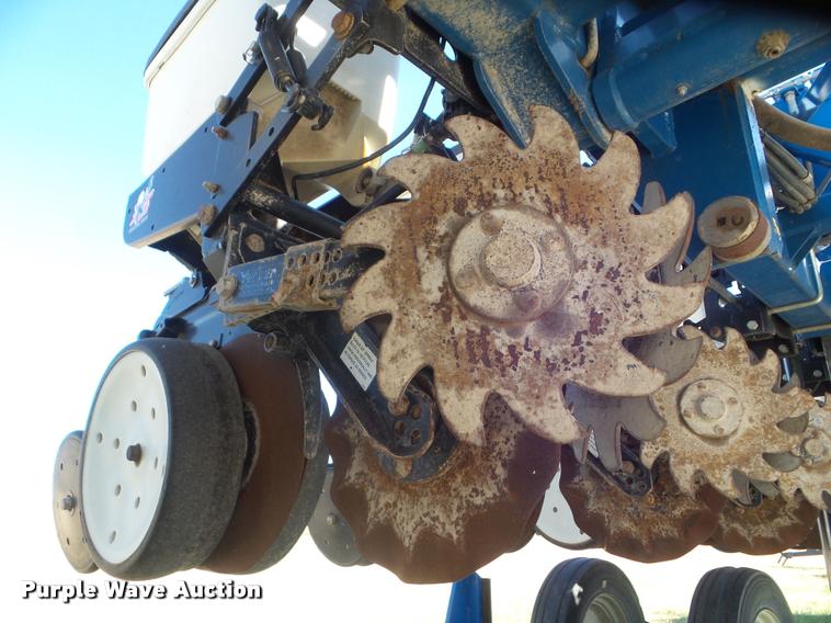 image for item L1680 2006 Kinze 3600 no-till planter