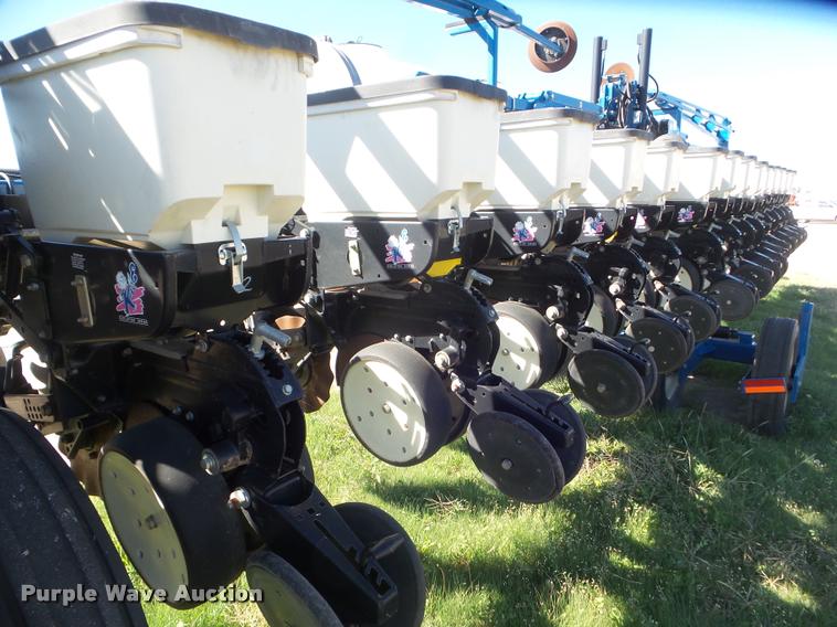 image for item L1680 2006 Kinze 3600 no-till planter