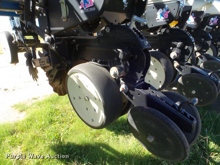 image for item L1680 2006 Kinze 3600 no-till planter