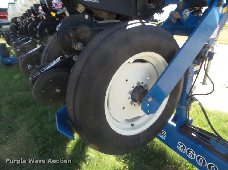 image for item L1680 2006 Kinze 3600 no-till planter