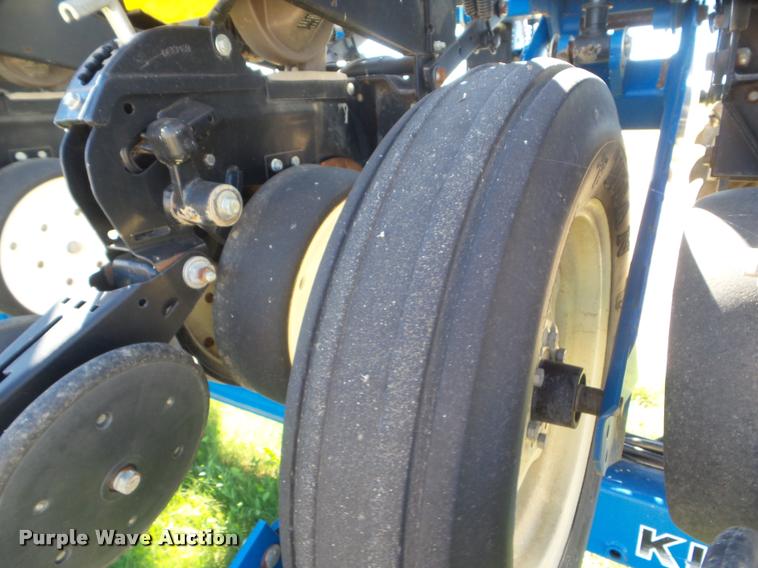 image for item L1680 2006 Kinze 3600 no-till planter