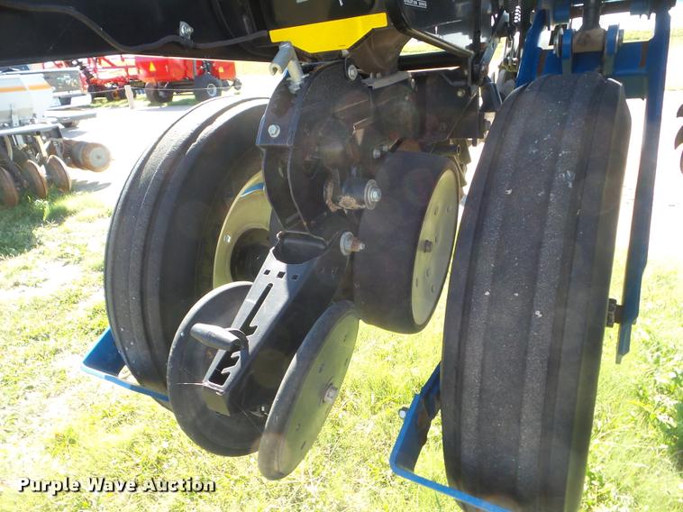 image for item L1680 2006 Kinze 3600 no-till planter