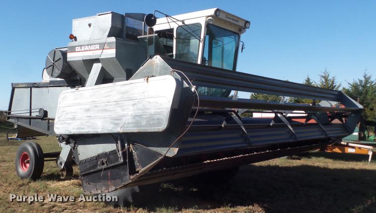 image for item L1712 1975 Gleaner L combine