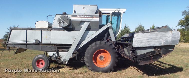 image for item L1712 1975 Gleaner L combine