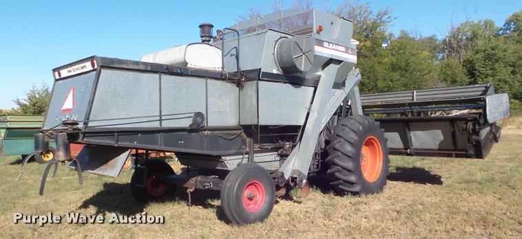 image for item L1712 1975 Gleaner L combine
