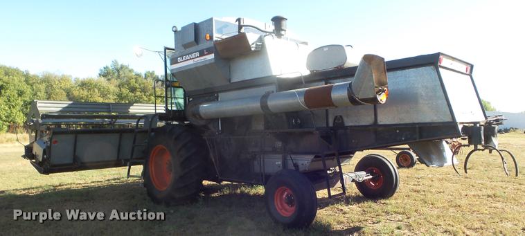 image for item L1712 1975 Gleaner L combine