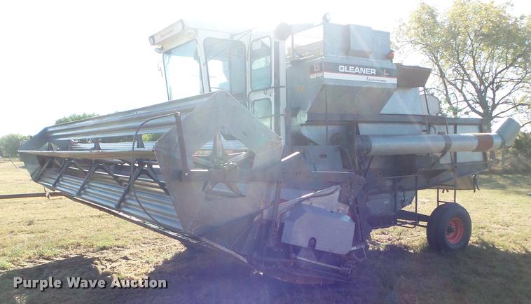 image for item L1712 1975 Gleaner L combine