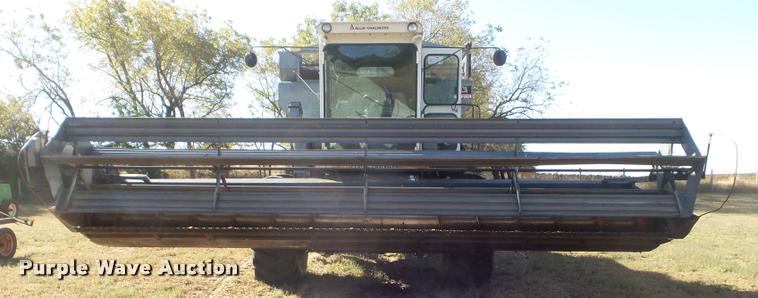 image for item L1712 1975 Gleaner L combine