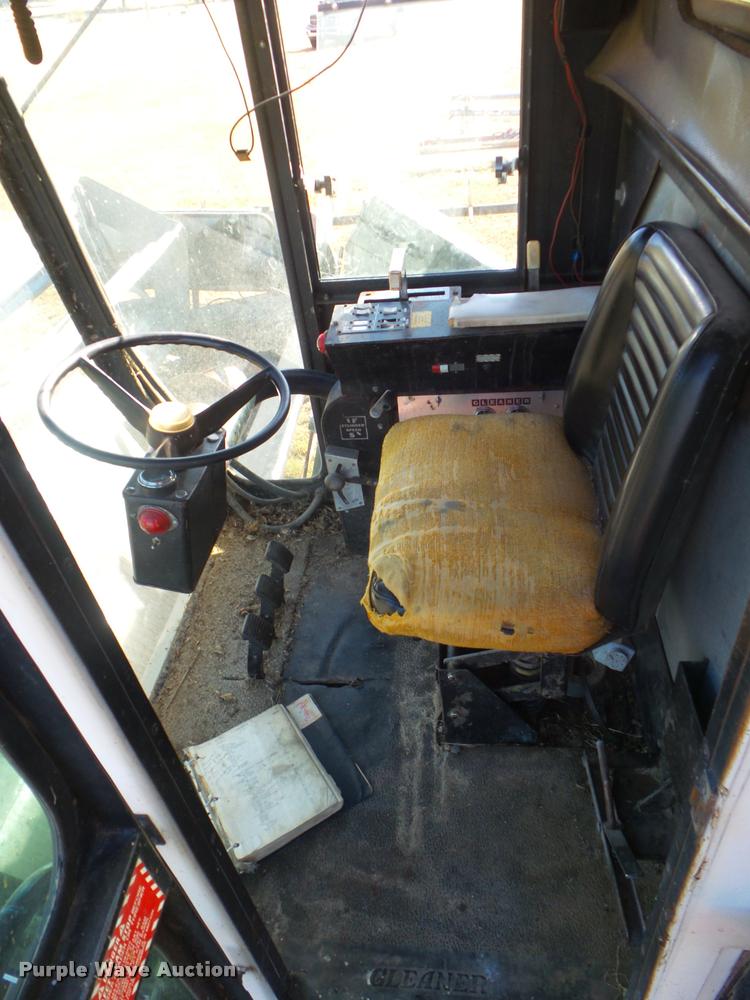 image for item L1712 1975 Gleaner L combine