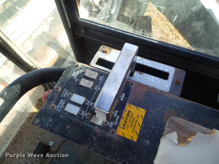 image for item L1712 1975 Gleaner L combine