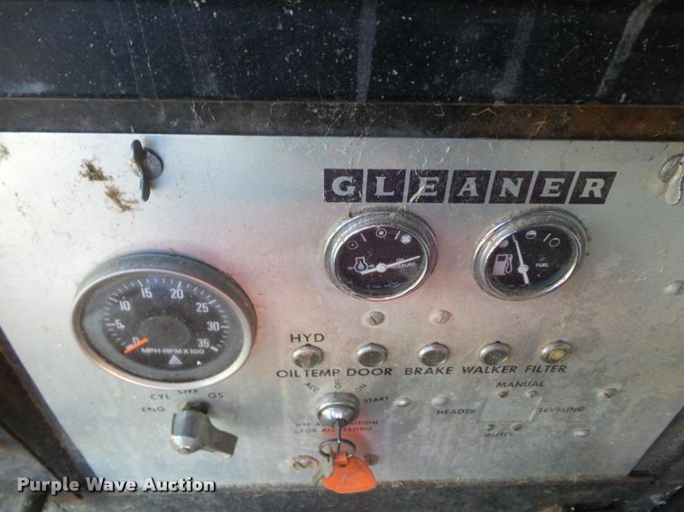 image for item L1712 1975 Gleaner L combine